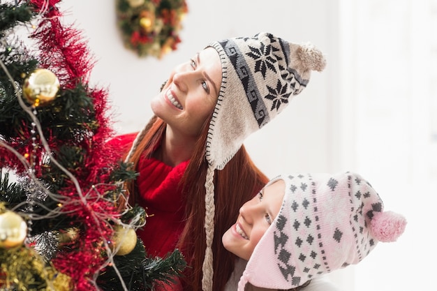 Madre e hija, decorar, árbol de navidad