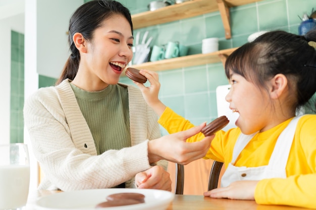 Madre e hija desayunando juntas