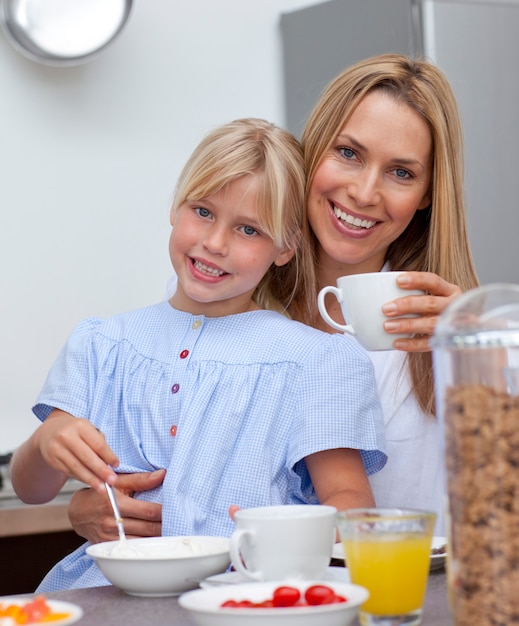 Madre e hija desayunando juntos