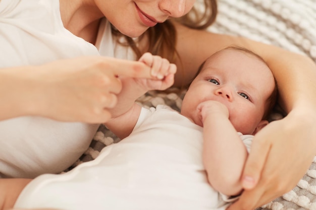 Madre e hija descansando en la cama