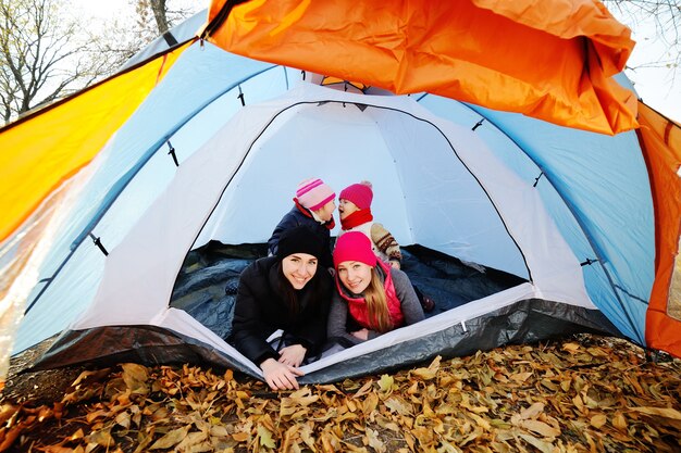 Madre e hija descansando en un campamento.