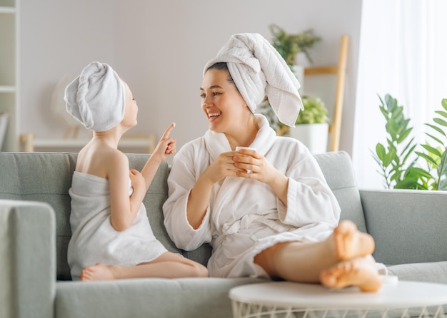 Madre e hija después de un baño.