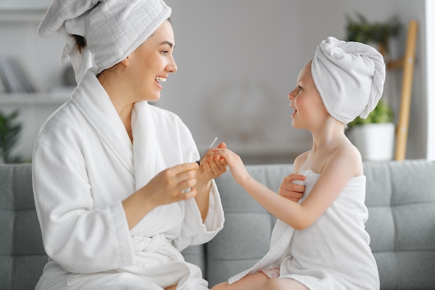 Madre e hija después de un baño.