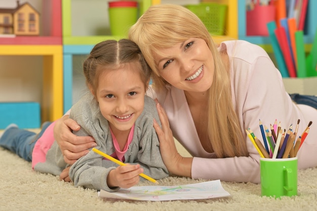 Madre e hija dibujando con lápices