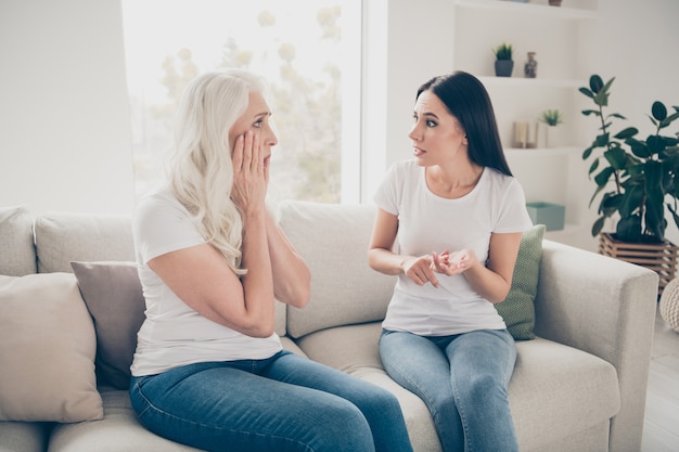 madre e hija discutiendo