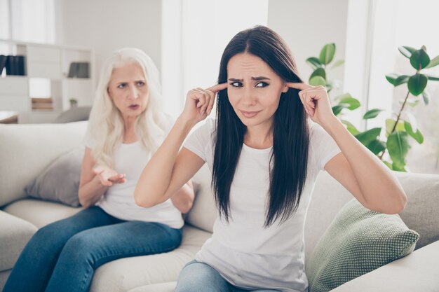 madre e hija discutiendo