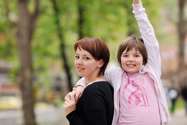 madre e hija disfrutando al aire libre y jugando