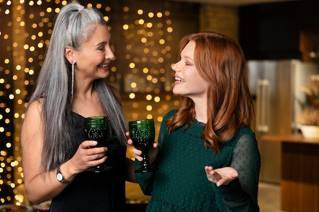 Madre e hija disfrutando de una fiesta de año nuevo