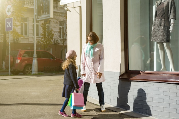 Madre e hija: disfrutando juntos de un viaje de compras