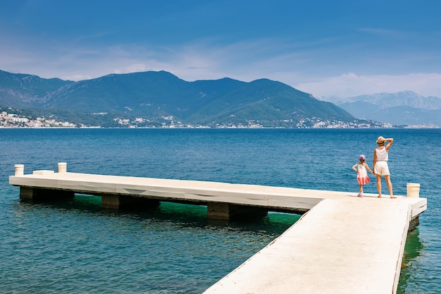 Madre e hija disfrutando de la naturaleza en Montenegro