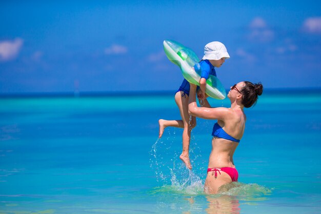 Madre e hija disfrutando en la playa tropical