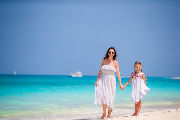 Madre e hija disfrutando en la playa tropical