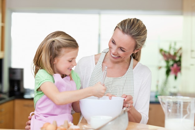 Madre e hija se divierten en la cocina