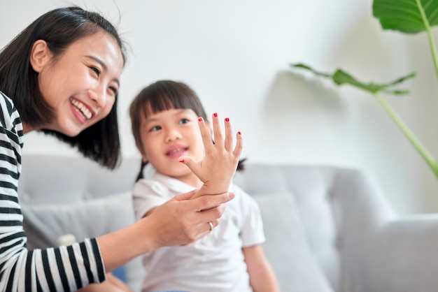 Madre e hija se divierten pintando uñas