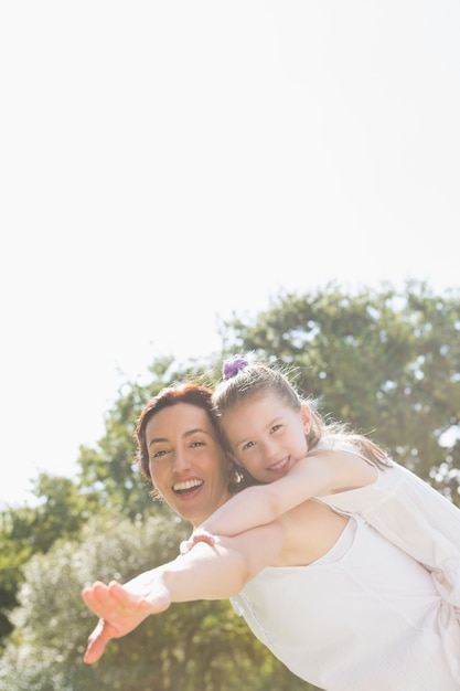 Madre e hija se divierten