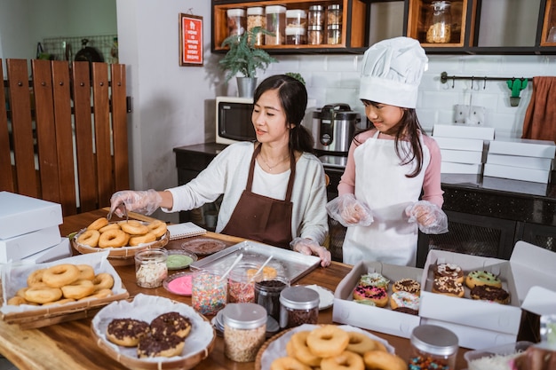 Madre e hija divirtiéndose en la cocina