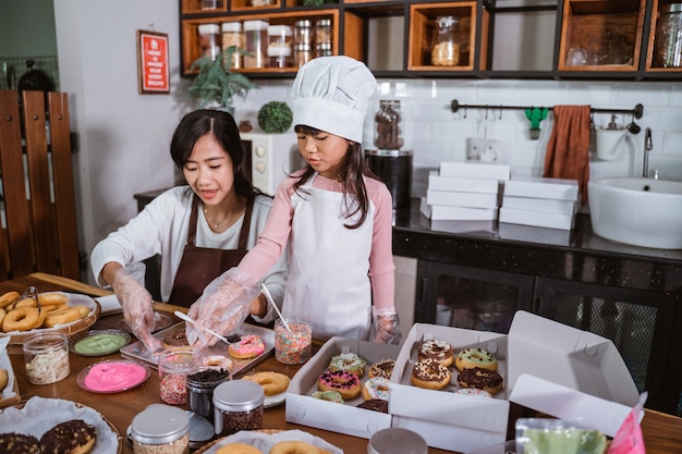 Madre e hija divirtiéndose en la cocina