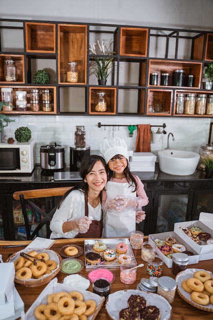 Madre e hija divirtiéndose en la cocina