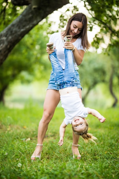 Madre e hija divirtiéndose en un parque en un bonito día soleado