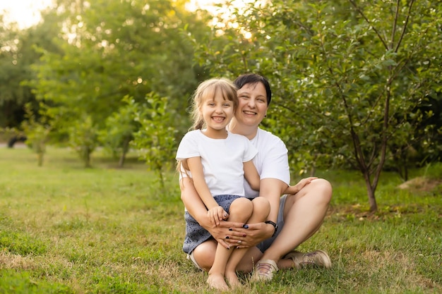 Madre e hija divirtiéndose en el parque. Concepto de familia feliz. Escena de belleza natural con estilo de vida familiar al aire libre. Familia feliz descansando juntos. Felicidad y armonía en la vida familiar.