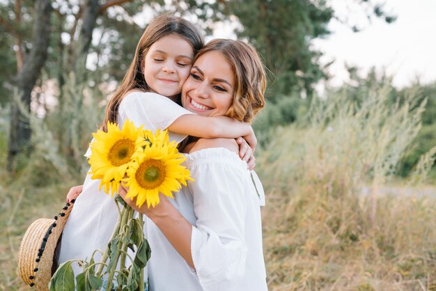 Madre e hija divirtiéndose en el parque