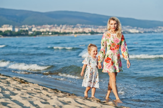 Madre e hija divirtiéndose en la playa