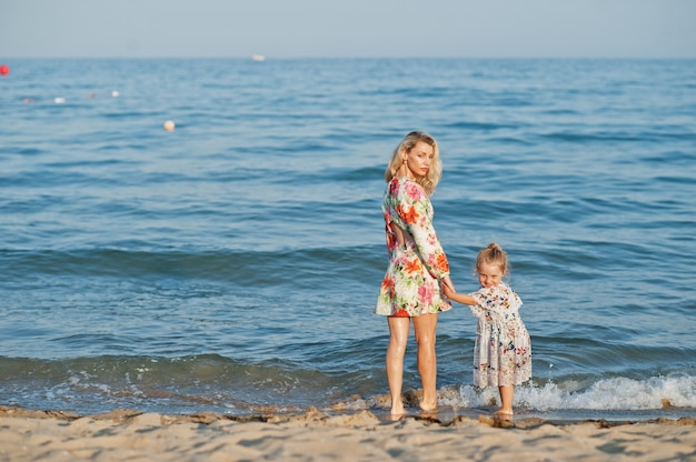 Madre e hija divirtiéndose en la playa