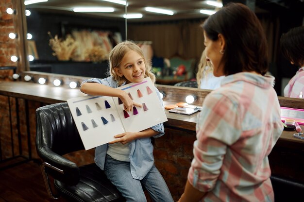 Madre e hija divirtiéndose en el salón de maquillaje