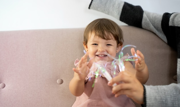 madre e hija divirtiéndose en el sofá