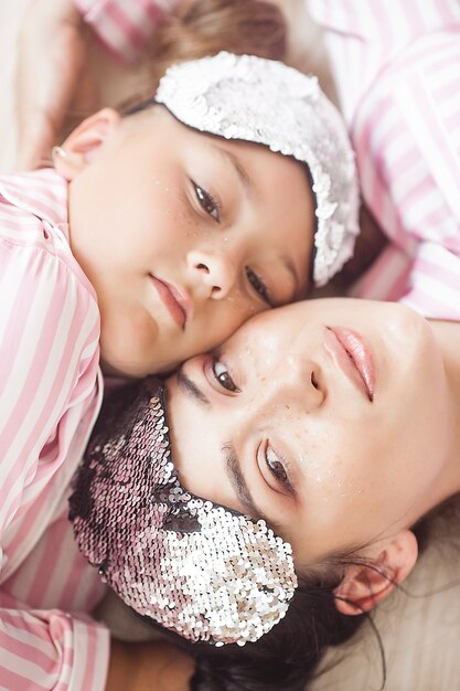 Madre e hija durmiendo Niño lindo en pijama