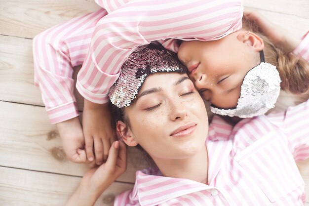 Madre e hija durmiendo en el piso