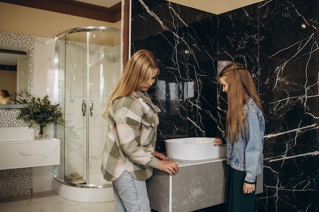 Madre e hija eligen azulejos para el baño.