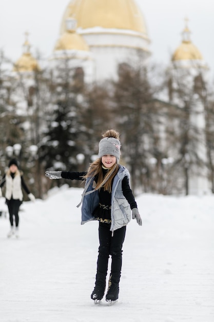 Madre e hija en la nieve 1