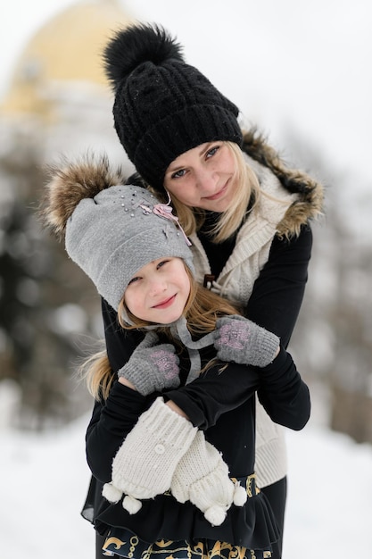 Madre e hija en la nieve 1