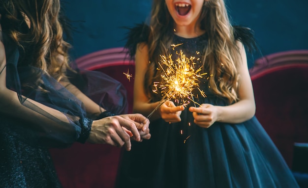 Madre e hija encendieron bengalas en la noche de Navidad.