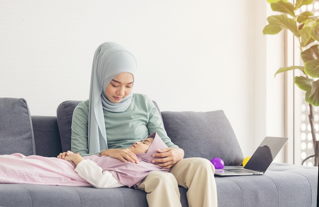 Madre e hija enfermas en casa