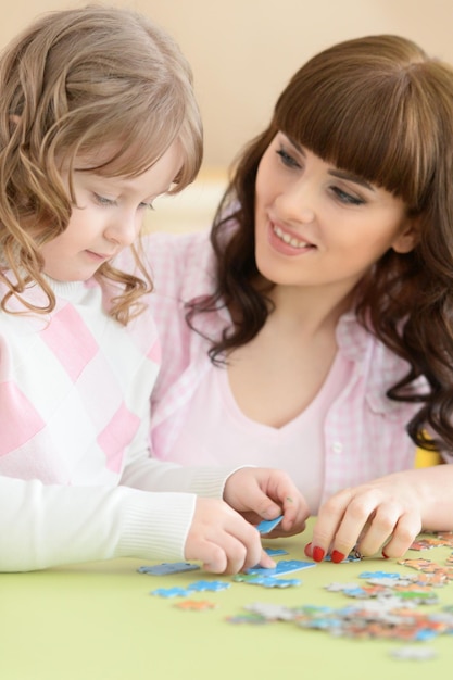 Madre e hija están jugando