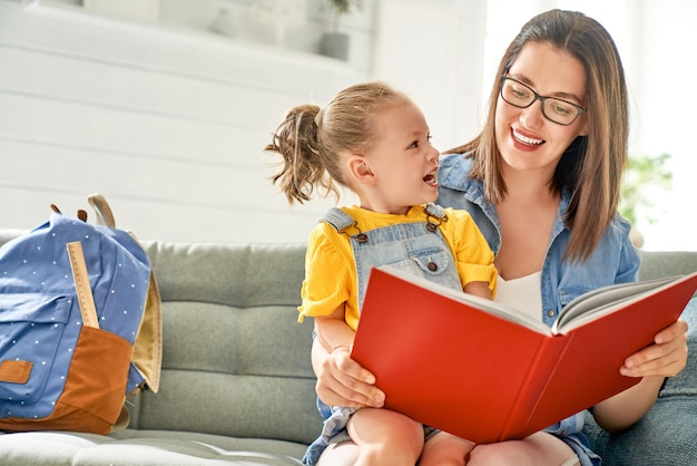 Madre e hija están leyendo un libro