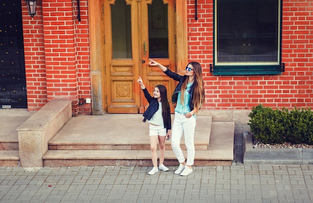 Madre e hija con estilo de vacaciones