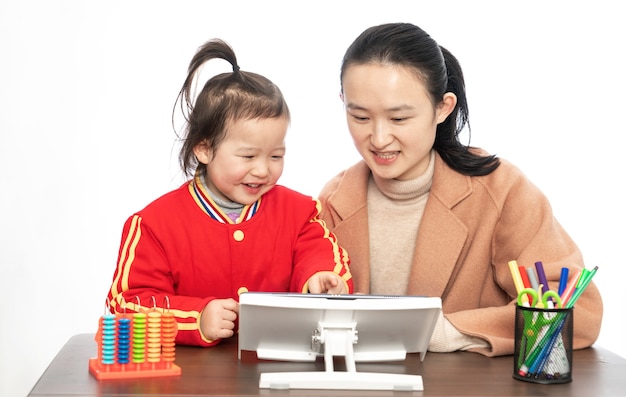 Madre e hija estudian clases online con tablet PC