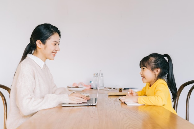 Madre e hija estudiando en casa