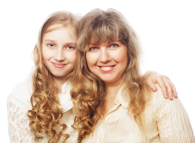 Madre e hija, familia feliz, aislado en blanco