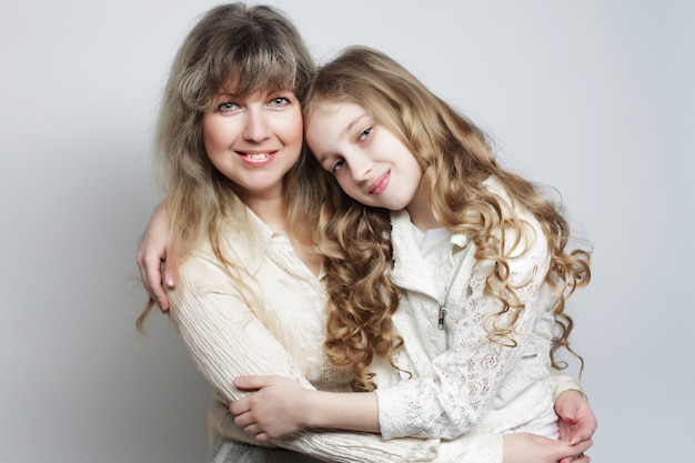 Foto madre e hija, familia feliz