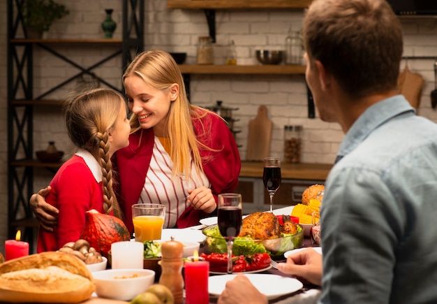 Madre e hija felices en la cocina