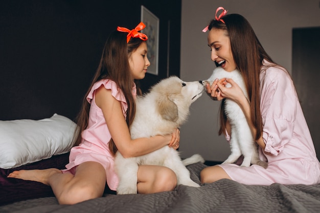 Madre e hija con gatito y perro