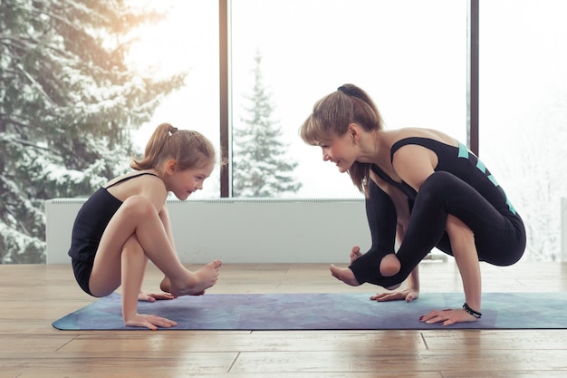 Madre e hija en el gimnasio.