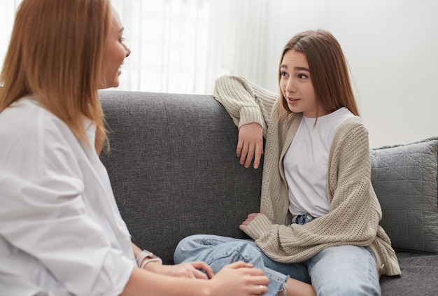 Madre e hija hablando entre ellas en casa