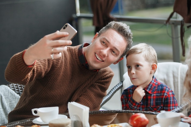 Madre e hija hablando selfie después de ir de compras