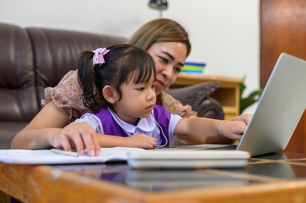 Madre e hija hacen tareas de enseñanza