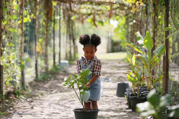 Madre e hija haciendo actividades al aire libre en el jardín familia diversa feliz fin de semana de maternidad junto con el niño Concepto del día de la madre